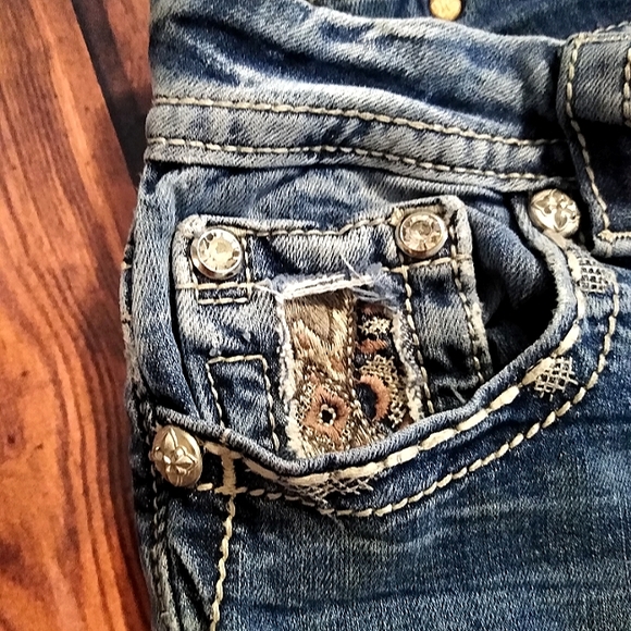 Like New Women's Miss Me Jeans - Picture 4 of 6